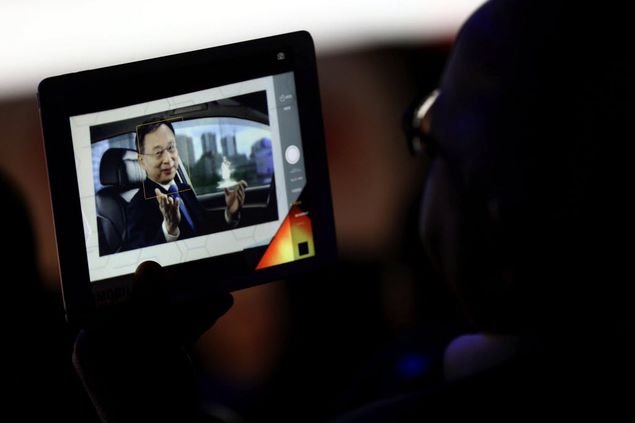 Congressista tira foto do presidente-executivo da KT, Chang-Gyu Huang, durante discurso da MWC