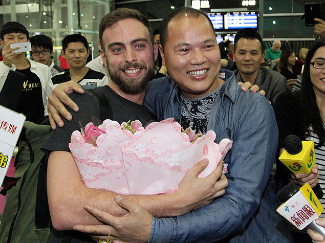 Americano Matt Stopera ( esq.) e o chins Li Hongjun no aeroporto de Jieyang