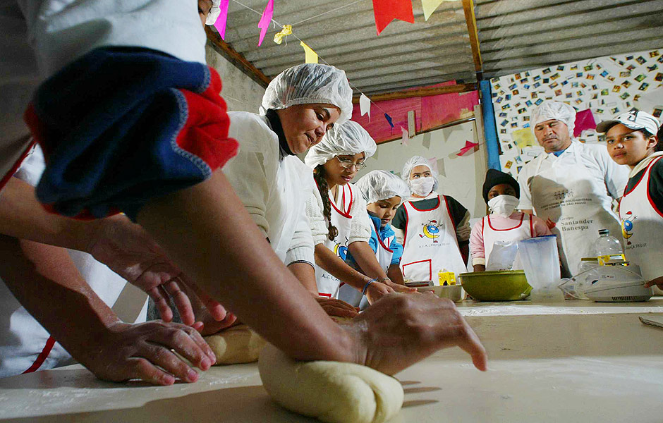 Na foto, crianas da ONG Criana Feliz aprendem a fazer o "po caseiro"