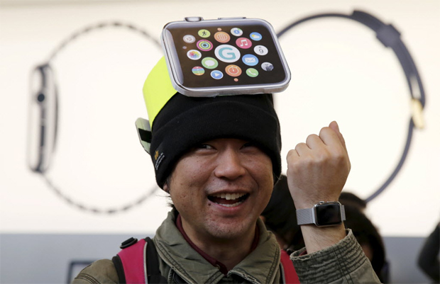 Homem mostra o Apple Watch em loja de Tquio no dia do incio da pr-venda