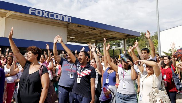 Trabalhadores da Foxconn no Brasil participam de assembleia