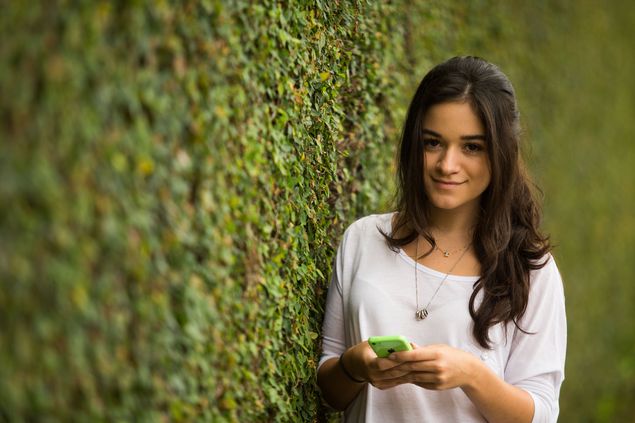 Isabella Alvares usa o Siri, comando de voz do iPhone, que começou a falar português nesta semana