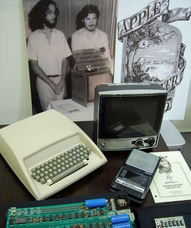 Kit de leilo inclui computador, monitor e manual