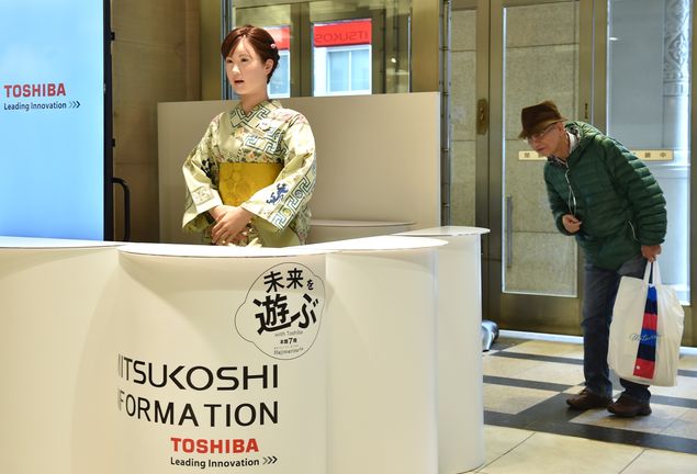 A androide Aiko Chihara  o nova recepcionista das lojas de departamento Mitsukoshi de Tquio