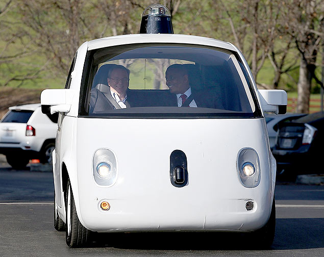 Presidente do conselho do Google, Eric Schmidt, ao lado do Secretrio de Transportes dos EUA, Anthony Foxx dividem carro autnomo em Mountain View