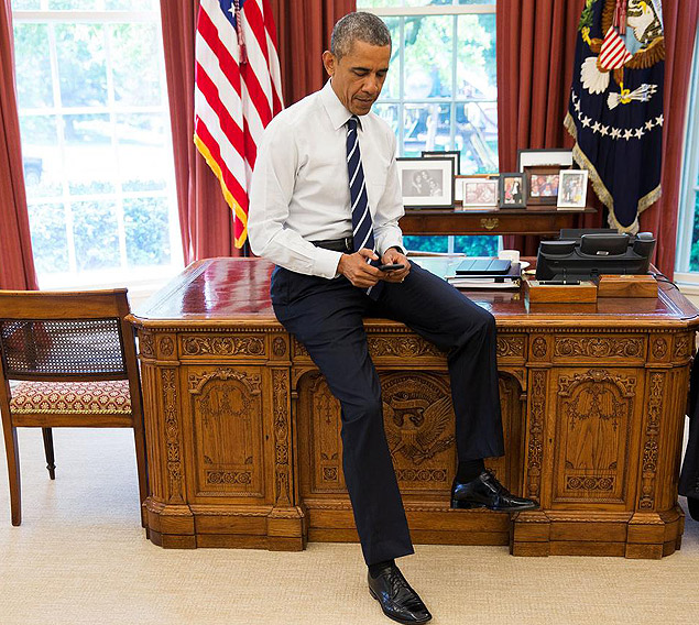 Imagem tuitada por Kori Schulman, diretora de engajamento on-line da Casa Branca, mostra Obama supostamente publicando seu primeiro tute em seu gabinete, em Washington