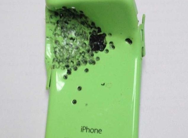 iPhone 5C absorveu o impacto de um tiro de pistola, salvando a vida de seu dono