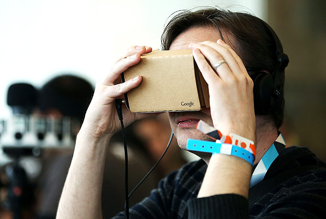 SAN FRANCISCO, CA - MAY 28: An attendee inspects Google Cardboard during the 2015 Google I/O conference on May 28, 2015 in San Francisco, California. The annual Google I/O conference runs through May 29. Justin Sullivan/Getty Images/AFP == FOR NEWSPAPERS, INTERNET, TELCOS & TELEVISION USE ONLY ==