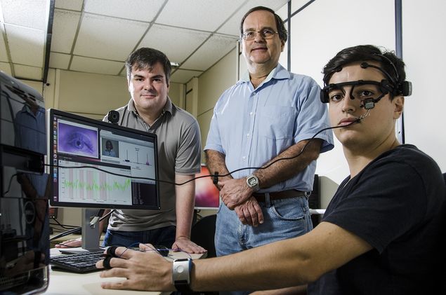 Professor Edmundo Silva, da UFRJ (ao centro), que recebeu financiamento do Google para projeto sobre monitoramento com uso de sensores 