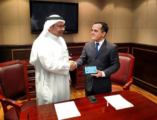 O desenvolvedor Carlos Edmar Pereira (dir.) com Zuhair bin Ali Azhar, da DLT, na Arbia Saudita