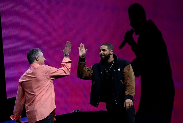 Eddy Cue, vice-presidente da Apple, e o rapper Drake durante apresentao do servio