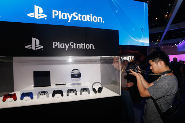 Visitante fotografa console e perifricos do PlayStation 4 durante a feira de games E3, em Los Angeles