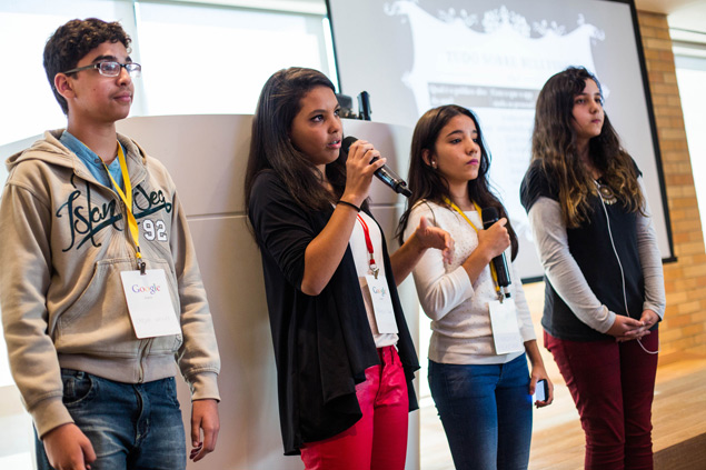 Sâmela Cesar, 13 (com o microfone), fala durante evento do Ismart Online no Google Brasil, em São Paulo