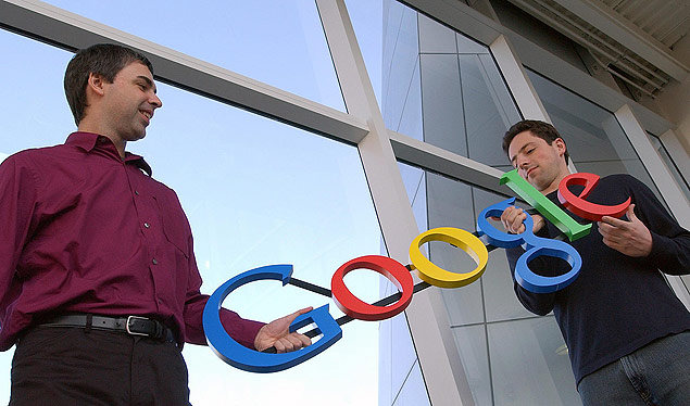 ORG XMIT: 144001_1.tif Os fundadores da Google Larry Page ( esq.) e Sergey Brin seguram o logotipo do buscador, Mountain View, EUA. ** FILE** Google co-founders Larry Page, left, and Sergey Brin are seen at their company's headquarters Thursday, Jan. 15, 2004, in Mountain View, Calif. Internet search engine leader Google Inc. filed its long-awaited IPO plans Thursday, setting the stage for the company to make its stock market debut, a move that could be months away. (AP Photo/Ben Margot) 