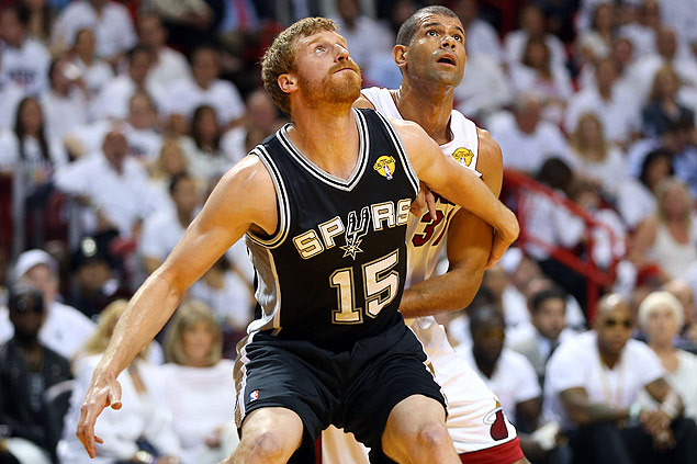 MIAMI, FL - JUNE 06: Matt Bonner #15 of the San Antonio Spurs boxes out Shane Battier #31 of the Miami Heat in the second quarter during Game One of the 2013 NBA Finals at AmericanAirlines Arena on June 6, 2013 in Miami, Florida. NOTE TO USER: User expressly acknowledges and agrees that, by downloading and or using this photograph, User is consenting to the terms and conditions of the Getty Images License Agreement. Mike Ehrmann/Getty Images/AFP == FOR NEWSPAPERS, INTERNET, TELCOS & TELEVISION USE ONLY == ORG XMIT: MW00060