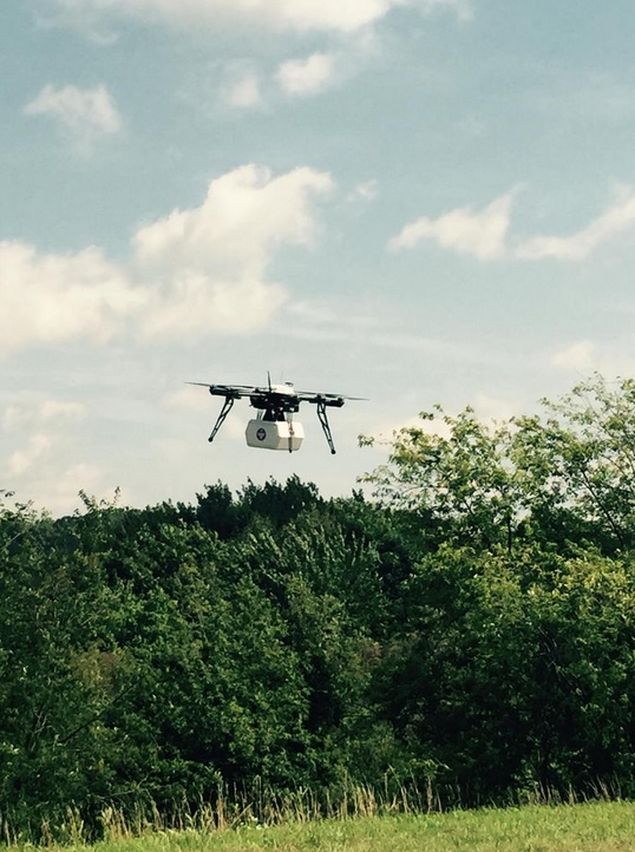 Drone da empresa australiana Flirtey faz entrega de medicamentos na Virginia, nos EUA 