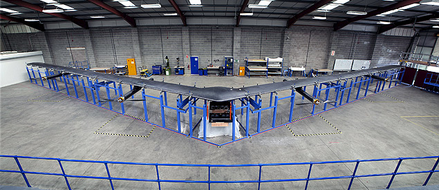 O drone Aquila, criado pela equipe de pesquisa aeroespacial do Facebook no Reino Unido