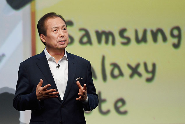 JK Shin, President and CEO of Samsung Electronics, speaks during the Samsung Galaxy Unpacked 2015 event August 13, 2015 in New York. AFP PHOTO/DON EMMERT ORG XMIT: DEX947