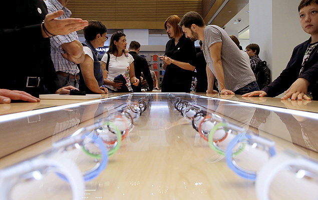 Consumidores prximos a relgios da Apple em loja da marca em Moscou