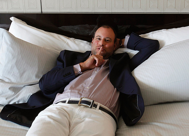 Noel Biderman posa em cama de hotel aps entrevista em Hong Kong