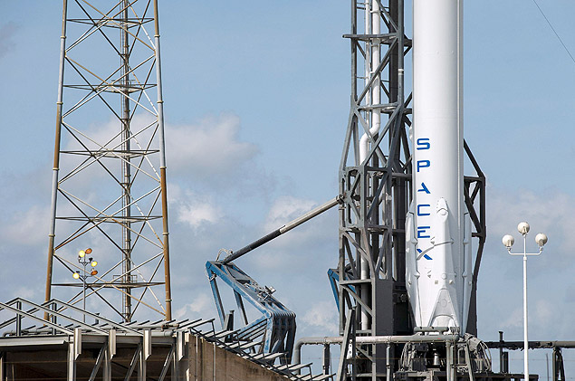 The unmanned SpaceX Falcon 9 rocket with the Dragon capsule waits for its launch to the International Space Station, on Launch Complex 40 at the Cape Canaveral Air Force Station in Cape Canaveral, Florida in this April 13, 2015 file photo. SpaceX plans to keep its Falcon 9 rocket grounded longer than planned following a launch accident involving the unmanned booster in June, the company president said on August 31, 2015. REUTERS/Scott Audette/Files ORG XMIT: TOR319