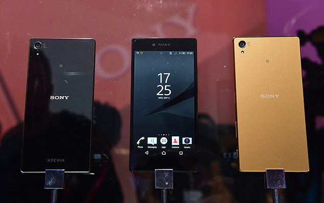 Newly released Sony Xperia Z5 smartphones are on display at the booth of Japan's electronics giant Sony ahead of the opening of the 55th IFA (Internationale Funkausstellung), on September 2, 2015 in Berlin. IFA, one of the world's biggest consumer electronics shows, opens for the media before the public is invited from September 4 to 9. AFP PHOTO / JOHN MACDOUGALL ORG XMIT: JDM036