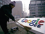 (Funcionário limpa placa do Google em Pequim, na China) – Alfred Jin - 19.jan.10/Reuters