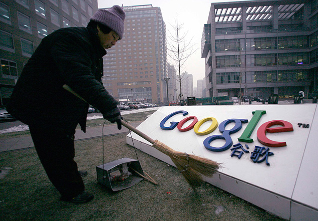 Profissional limpa logotipo do Google prximo  sede da empresa em Pequim em 2010