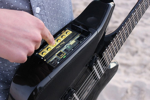 Fusion Guitar tem um iPhone integrado para permitir interao entre o instrumento e aplicativos 