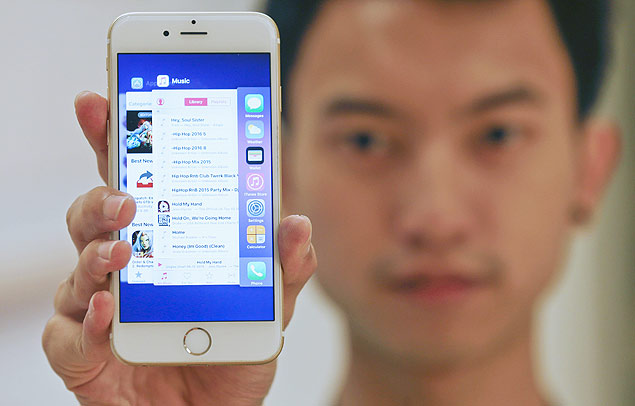 A sales assistant shows features of iOS 9 on an Apple iPhone 6 at an Apple reseller shop in Bangkok September 18, 2015. A significant number of Apple Inc customers are reporting their mobile devices have crashed after attempting to upload the new iOS 9 operating system, the latest in a line of launch glitches for the tech giant. REUTERS/Chaiwat Subprasom ORG XMIT: CST204