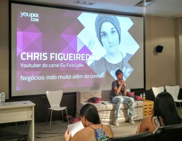 Chris Figueiredo, criador do canal "Eu Fico Loko", em palestra no youPIX CON