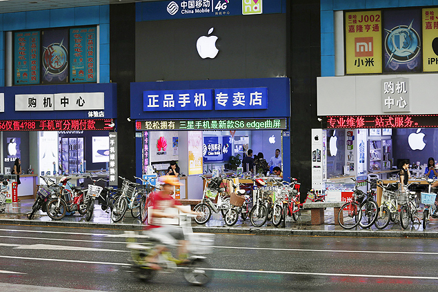 Apple logos are seen in stores in Shenzhen September 21, 2015. On a bustling street in China's southern boomtown of Shenzhen, more than 30 stores carrying Apple Inc's iconic white logos peddle pre-orders for the new iPhone, a gadget that has become a status symbol among many better-off Chinese. But the world's second-largest smartphone vendor only has one official store in Shenzhen and five authorized dealers in the area. Most of the stores in the roughly 1 km shopping corridor are unauthorised "fakes" - although they are selling genuine Apple products - and their numbers have mushroomed ahead of the release on September 25, 2015 of the iPhone 6S and iPhone 6s Plus. Picture taken September 21, 2015. REUTERS/Staff ORG XMIT: SHE01