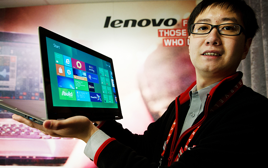 Funcionrio mostra o tablet Idea Pad Yoga, da Lenovo, na feira CES em Las Vegas