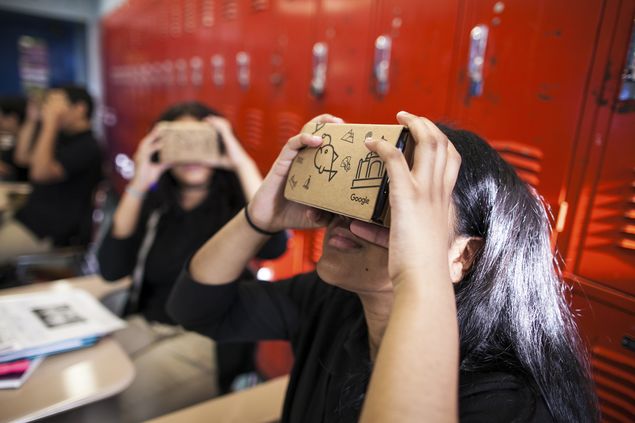 Alunos de ensino médio em Nova York usam o Cardboard, que usa papelão para tornar um smartphone um visualizador de conteúdo em 3D
