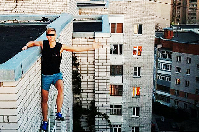  H alguns dias, um jovem russo morreu ao tentar se fotografar das alturas de um edifcio 