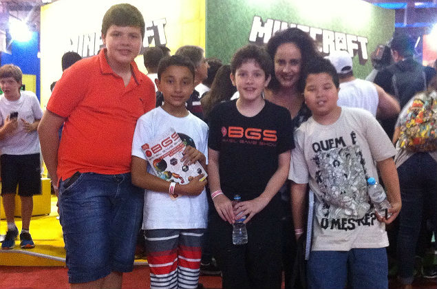 Luis Henrique Eroles Fernandes, 11, (de preto, no centro), com sua me e amigos na BGS; o menino quer virar youtuber de games