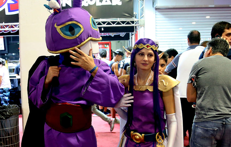 O casal de namorados Vera Lcia Paulino, 23, e Rodrigo Barreto, 27, se conheceram por causa do jogo “Zelda”. Os dois esto, inclusive, vestidos de personagens da trama: ela de Hilda e ele de Ravio. “O mundo de Zelda  uma coisa mgica”, diz Vera.