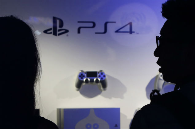 Visitantes olham os consoles do plataforma PlayStation 4 durante a Tokyo Game Show, em 2014