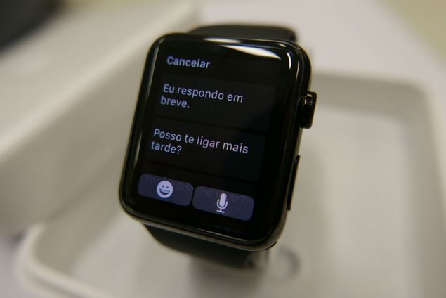 Apple Watch, que permite enviar mensagens rapidamente com voz