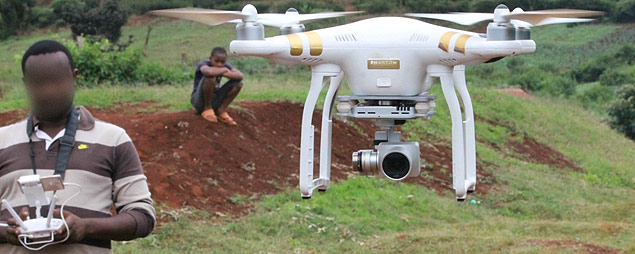 A luta para levar os drones  frica. Um homem repousa imvel num cafezal prximo a cidade de Nairobi, no Qunia, aps uma longa noite de bebedeira. Sua plo cinza ondula na brisa do pequeno drone quadricptero controlado por nosso guia, George.