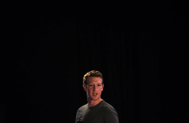 O fundador do Facebook, Mark Zuckerberg, em conferncias na ndia. Pessoas so mais felizes fora da rede social, diz pesquisa