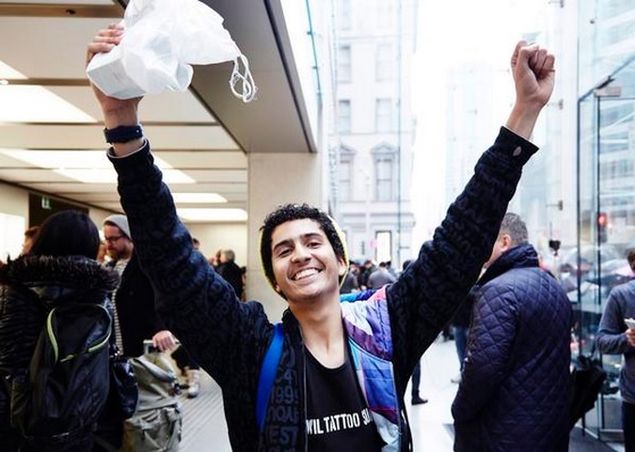 O estudante Vitor Epiphanio levou saco de dormir para esperar na fila do iPhone 6s. Mais de um ms depois, ele diz que valeu a pena