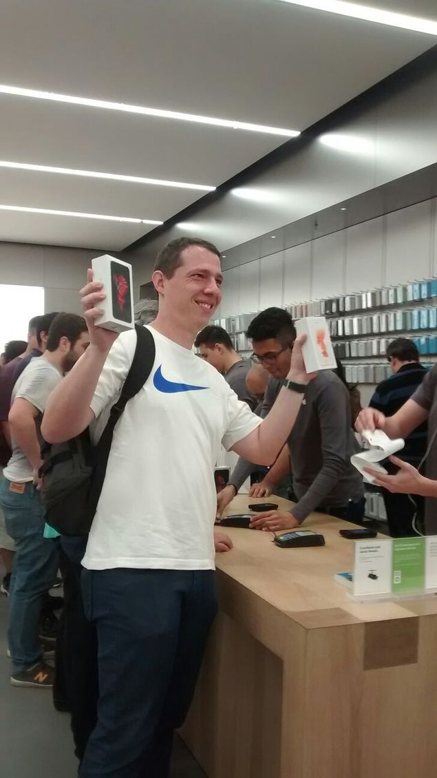 Marcos Tomazini, 36, o primeiro a comprar o iPhone 6s no Brasil