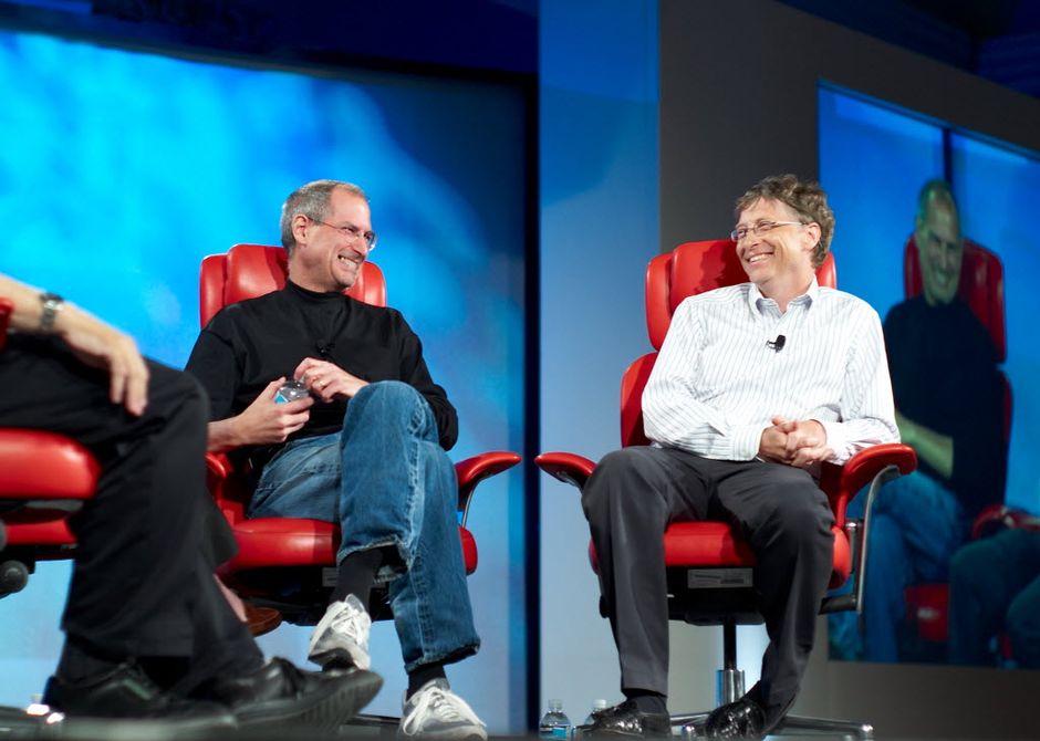 Steve Jobs ( esq.) e Bill Gates durante debate em 2007