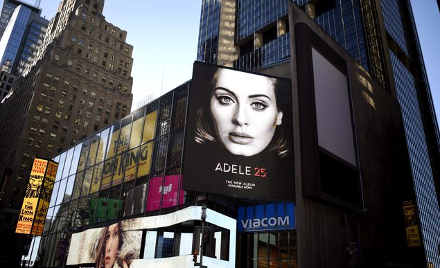  JLX04 NUEVA YORK (ESTADOS UNIDOS) 20/11/2015.- Vista de un cartel del nuevo disco de Adele, "25", en Nueva York, Estados Unidos, hoy 20 de noviembre de 2015. Tras un largo parn musical, el nuevo trabajo de la artista londinense, de 27 aos, sali hoy a la venta despus de haber vendido con su anterior disco, "21" (2011), ms de 30 millones de copias en el mundo. Los servicios de "streaming" musical Spotify y Apple Music han lamentado que el esperado disco no se pueda escuchar en estas plataformas digitales. EFE/Justin Lane ORG XMIT: JLX04