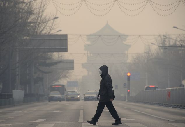  (151229) -- BEIJING, Dec. 29, 2015 (Xinhua) -- A pedestrian walks amid heavy smog in Beijing, capital of China, Dec. 29, 2015. A blue alert for heavy air pollution was issued by Beijing municipal emergency response headquarters. Beijing has been bothered by heavy pollution since the winter came. (Xinhua/Wu Wei) (lfj)