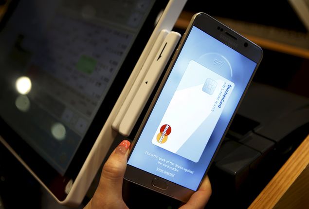 Pagar pagar com o Samsung Pay, cliente deve aproximar smartphone de máquina do cartão 