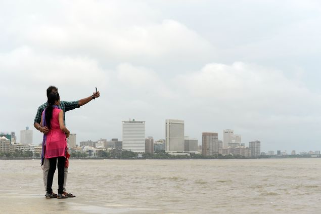 Em junho, casal tira foto em Marine Drive, na cidade de Mumbai. Aps a morte de duas pessoas no local, selfies foram proibidas em 16 pontos da cidade