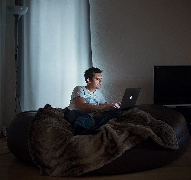-- PHOTO MOVED IN ADVANCE AND NOT FOR USE - ONLINE OR IN PRINT - BEFORE JAN. 17, 2016. -- Mike Hearn in his apartment in Zurich, Jan. 10, 2016. Hearn, one of a small brotherhood of Bitcoin developers around the world, has removed himself entirely from the virtual-currency project because of a nasty dispute that exposed fundamental differences about the aims of the enterprise and how online communities should be governed. (Daniel Auf der Mauer/The New York Times) - XNYT42 Back