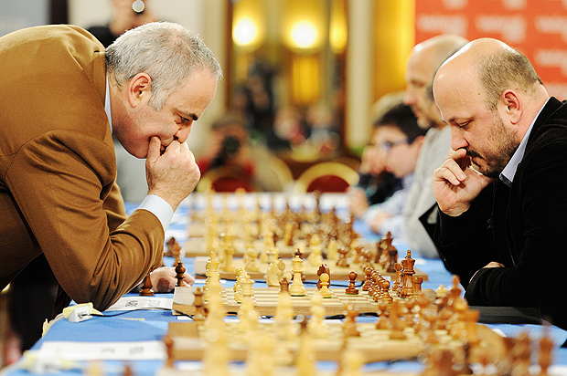 (151227) -- ZAGREB, diciembre 27, 2015 (Xinhua) -- El excampe�n mundial de ajedrez, Garry Kasparov (i), juega partidas de ajedrez contra 18 personas simult�neamente, en un hotel en Zagreb, capital de Croacia, el 27 de diciembre de 2015. De acuerdo con informaci�n de la prensa local, el evento se llev� a cabo con el objetivo de popularizar el ajedrez entre ni�os y j�venes. (Xinhua/Miso Lisanin) (da) (ah)